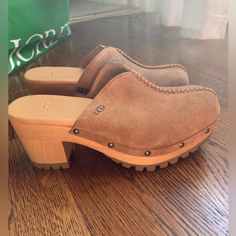 UGG, Heeled Clog in Brown Suede, size 6